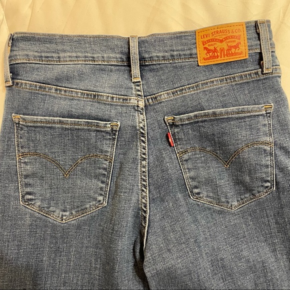 Levi Cropped Distressed Jeans - Picture 3 of 3